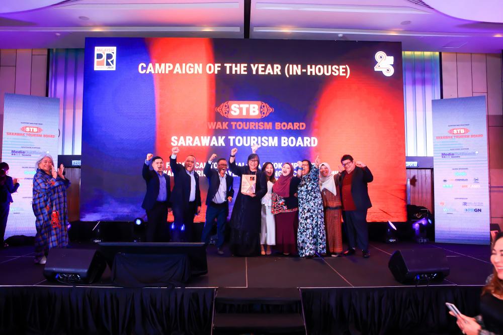 $!Sarawak Tourism Board CEO, Sharzede Datu Hj Salleh Askor and team received the Campaign of The Year for In-House category.