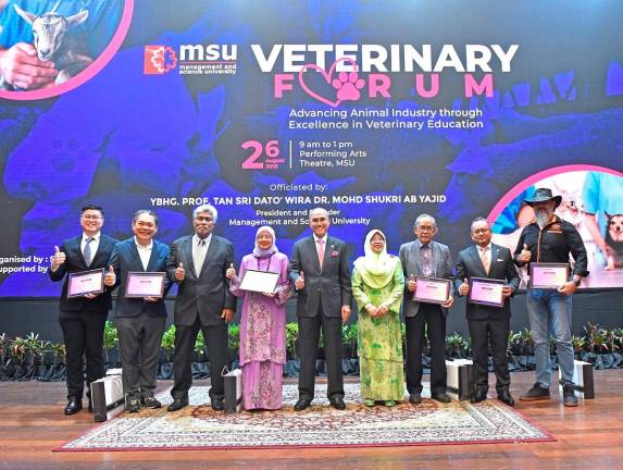 Prof. Dr. Shukri (centre) together with MSU’s industry partners for the School of Veterinary Medicine (SOV) at the Memorandum of Understanding (MoU) exchange ceremony. On his right, Prof. Dr. Junainah.