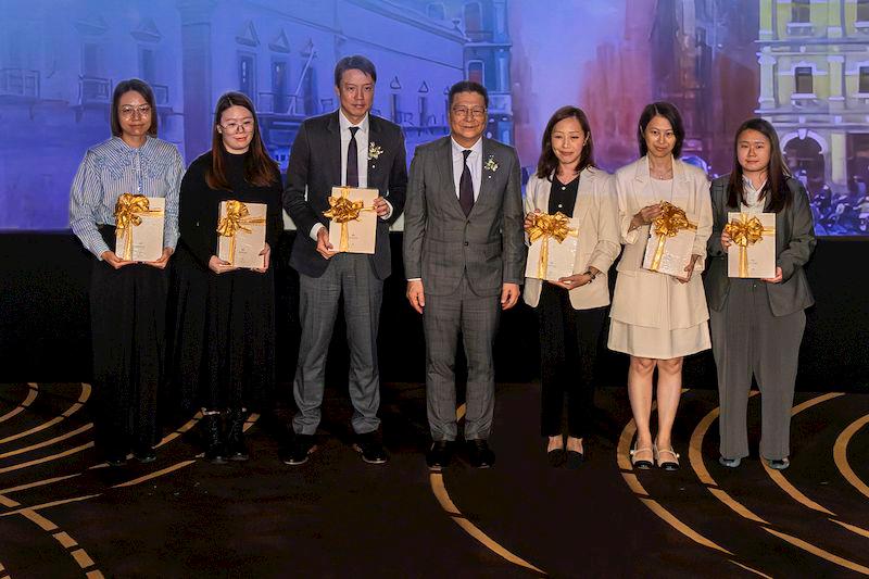 $!Lek Hang Group Chairman Sio Chong Meng donated books to representatives of the Macau Public Library and libraries of several University institutes