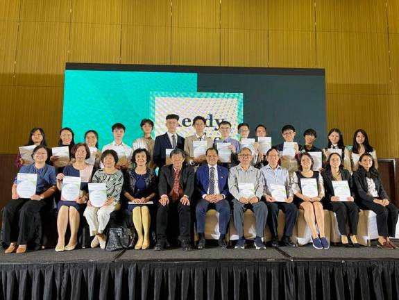 Outstanding Cambridge Learner Award (OCLA) winners with their parents, Ruth Cheah, Sunway College Cambridge GCE A-Level Director of Programme (bottom row, fourth from the left), and Ng Kim Huat, Country Director, Malaysia and Brunei, International Education, Cambridge University Press &amp; Assessment (bottom row, fifth from the left).