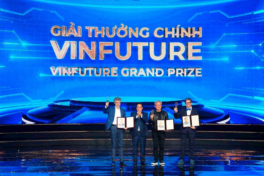 Prime Minister Pham Minh Chinh presents the $3 million VinFuture Grand Prize to the winners.