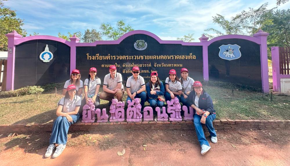 $!Andrianto Jayapurna, President of Henkel Thailand (center), with the Henkel Thailand team at Konrad Henkel Border Patrol Police School in Nakhon Phanom.