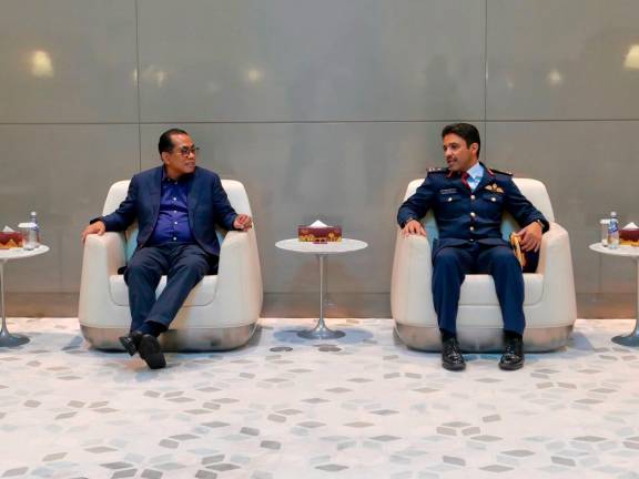 Menteri Pertahanan Datuk Seri Mohamed Khaled Nordin disambut oleh wakil rasmi Kerajaan Qatar Komander Tentera Udara Emiri Qatar Mej Jen Mohamed Al Dosari. - Gambar ehsan Mohamed Khaled Nordin Facebook
