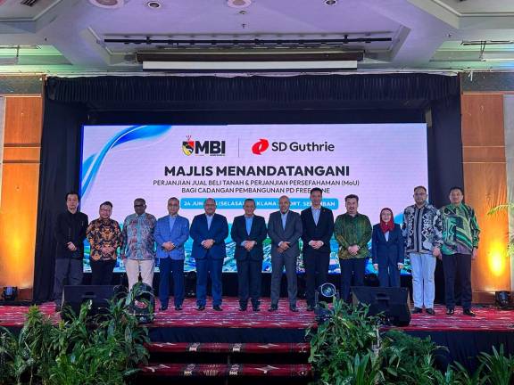 Negeri Sembilan chief minister Datuk Seri Aminuddin Harun posing with delegates from SD Guthrie and Negeri Sembilan Menteri Besar Incorporated after signing the MoU.