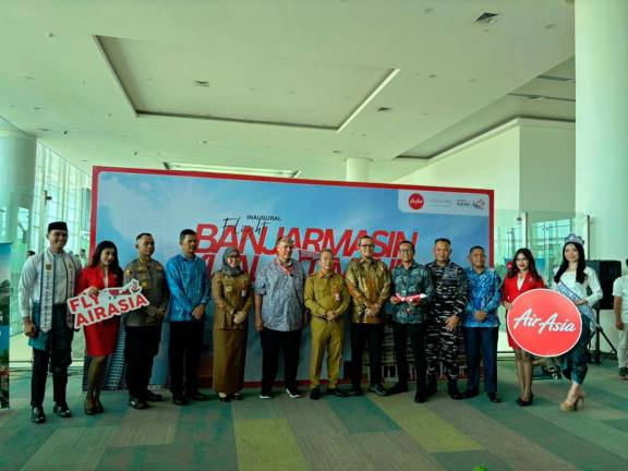 Sixth from the left Zamani Mohd Rafique, Director of Government Relations at AirAsia and Muhammad Syarifuddin, Regional Secretary of South Kalimantan Province, together with the authorities of Syamsudin Noor Airport during the press conference for the inaugural Kuala Lumpur–Banjarmasin flight today