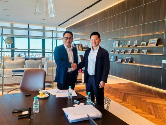 Jiangsu Teeyer Intelligent Equipment Co Ltd CEO David Chen (left) and Chin Hin group managing director Chiau Haw Choon (right) posing after the signing of MoU.