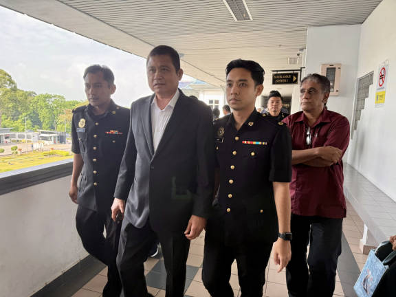 Bekas Timbalan Yang Dipertua Dewan Negara Datuk Seri Mohamad Ali Mohamad (dua, kiri) hari ini mengaku tidak bersalah di Mahkamah Sesyen Ayer Keroh atas pertuduhan menerima suapan berupa sebuah kereta mewah pada 2015. - BERNAMA