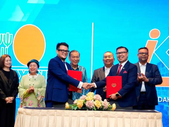 Representatives from DXN and Invest Kedah in a group photo. (From left to right): DXN chief financial officer Lim Beng Cheng, senior independent non-executive director Datuk Noripah Kamso, chief operating officer Mahmood Hisham, founder and executive chairman Datuk Lim Siow Jin, Kedah chief minister Datuk Seri Muhammad Sanusi Md Nor, Invest Kedah Bhd chief operating officer Noor Ikhsan Abdul Aziz and Kedah State executive council member Dr Haim Hilman Abdullah.