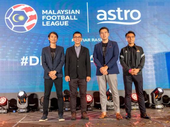John (left) and Oktavianus (2nd from left) during the announcement of Extra Joss as the Official Broadcast Sponsor of the Malaysia Football League on Astro, recently.