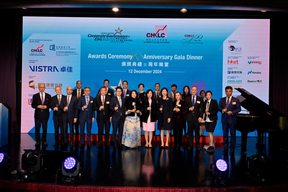 CHKLC’s General Committee members joined to congratulate the awardees with officiating guests, Mr Joseph Chan, Acting Secretary for the Financial Services and the Treasury (left 6, front row), and Dr Kelvin Wong, Chairman of the Securities and Futures Commission (left 5, front row)