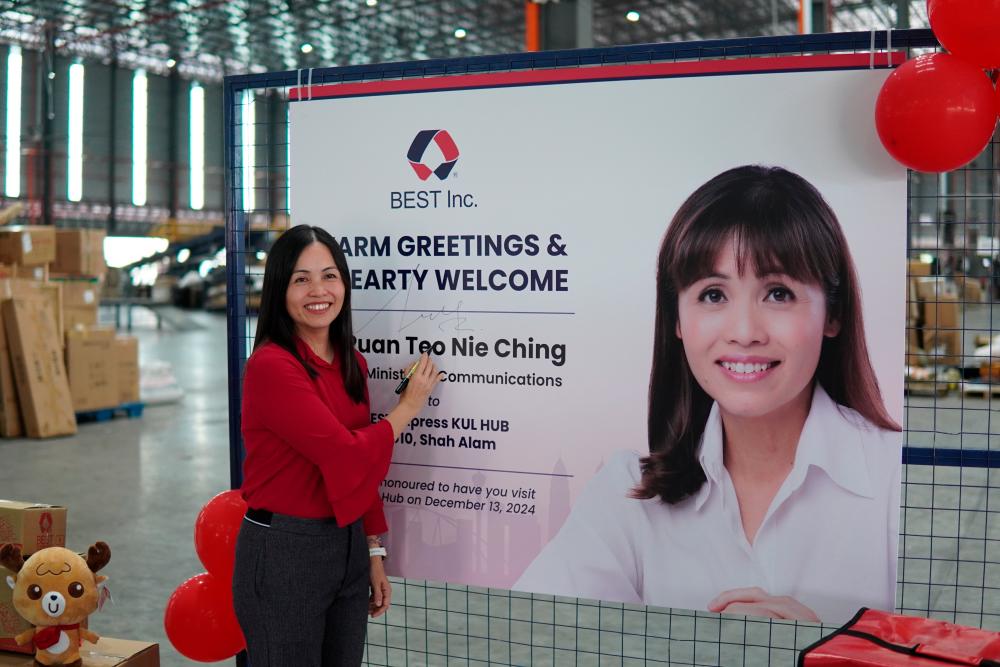 Deputy Minister of Communications, YB Teo Nie Ching signs in during her visit to BEST Inc’s U10 KULHub.