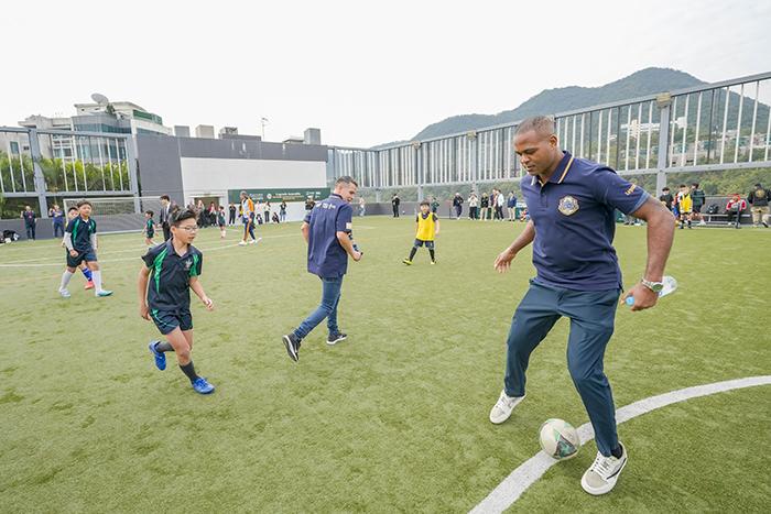 $!Legends unite L-R: Malvern College Hong Kong pupils with Javier Saviola and Patrick Kluivert.