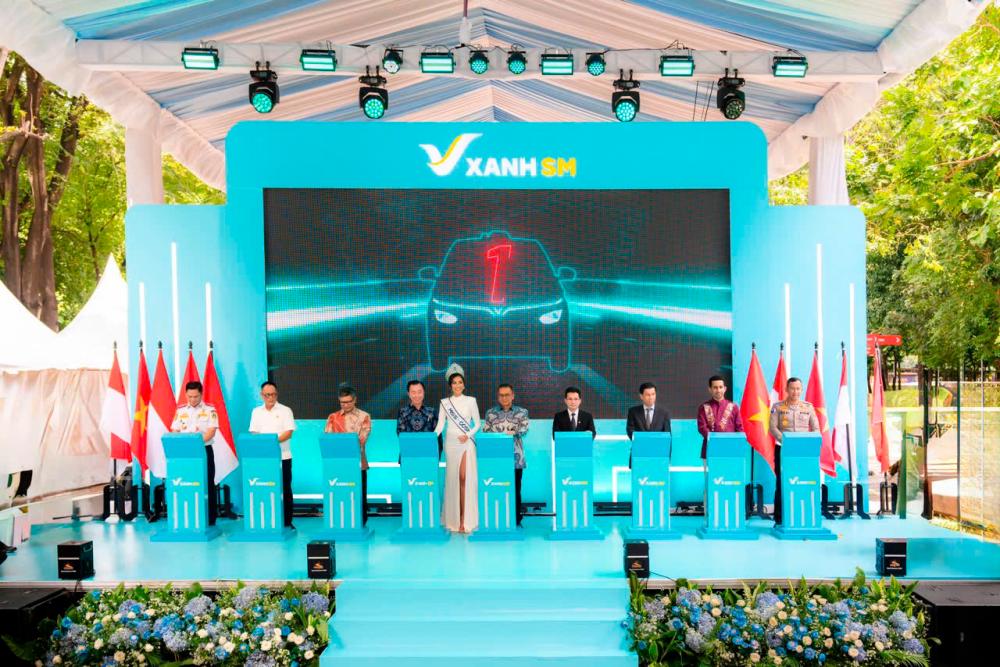 The Global CEO of GSM (fourth from the right), the CEO VinFast Asia (fourth from the left), along with representatives from the government, the embassy, and other guests, participated in the launch ceremony of the Xanh SM electric taxi service in Indonesia.