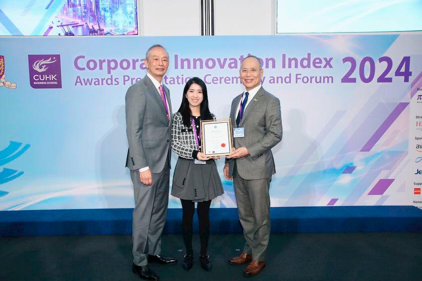 XTransfer’s representative (Center) receiving the award from Professor Cheung Waiman, Associate Dean (Graduate Studies) of CUHK Business School and Executive Director of APIB (Left), and Mr. Patrick Yeung Wai-tim, Chief Executive Officer of the Hong Kong General Chamber of Commerce (Right).