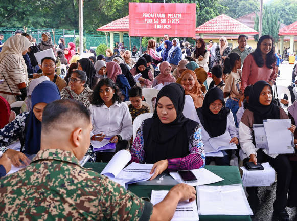 The female trainees attended the registration session for the National Service Training Program (PLKN) 3.0 Series 2/2025 at the 515th Regiment of Territorial Army Camp today. - theSunpix