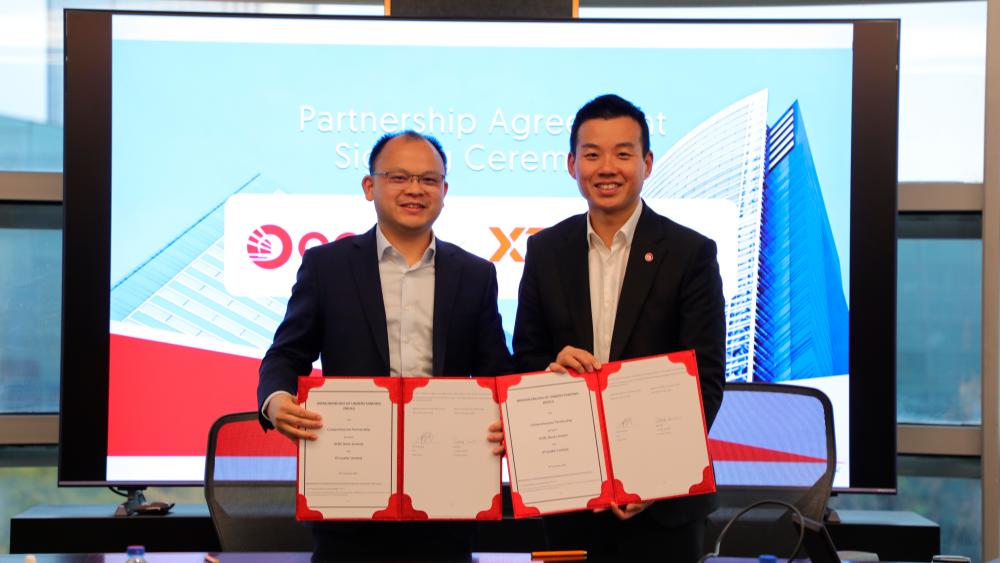 Bill Deng, Founder and CEO of XTransfer (Left) and Ang Eng Siong, CEO of OCBC China (Right) at the MoU signing ceremony.