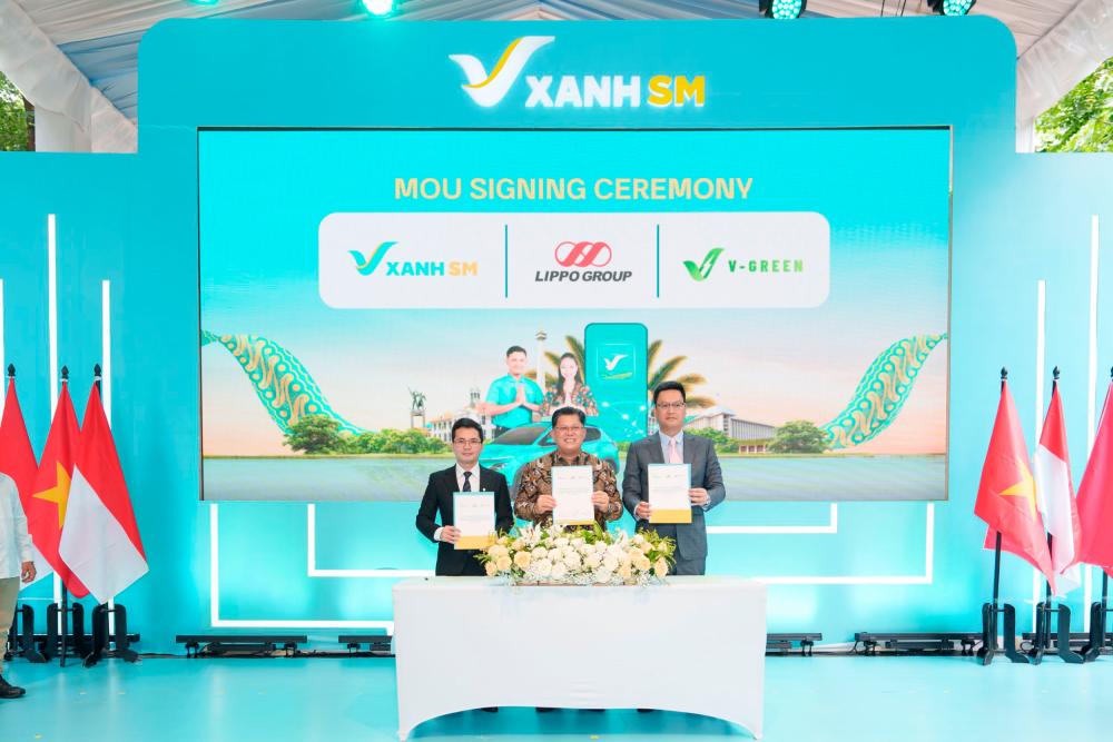 Mr. Nguyen Van Thanh – Global CEO of GSM (left), Mr. Marlo Budiman – President Director of PT Lippo Karawaci Tbk (center), and Mr. Nguyen Thanh Duong – CEO of V-GREEN (right).