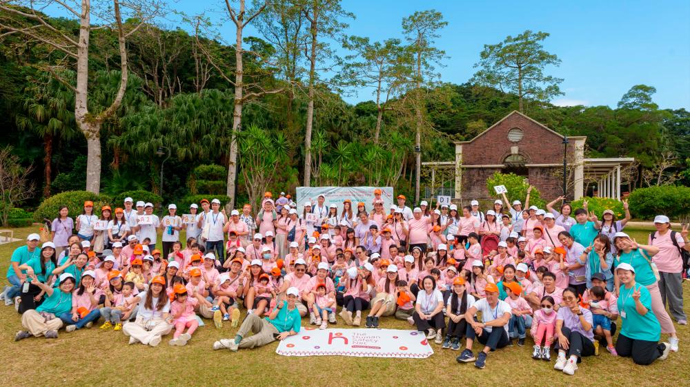 Ms. Ady Law, Chief Distribution and Marketing Officer of Generali Hong Kong, kicked off the Family Hiking Day alongside The Human Safety Net core team members, ambassadors, and volunteers.