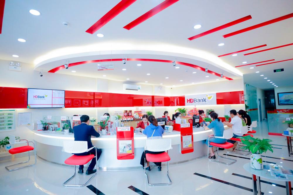 Customers conduct transactions at an HDBank branch in HCM City. The private lender has issued VND3 trillion (US$118 million) in green bonds to fund eco-friendly projects and promote green economy. — Photo courtesy of HDBank