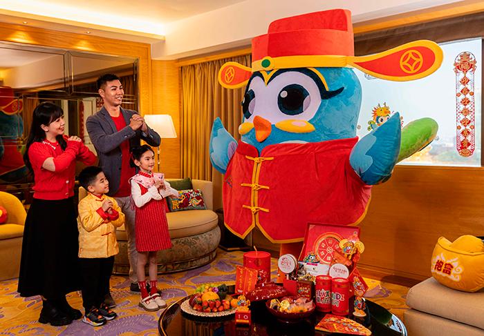 $!Wavey, the peacock mascot, dressed as the God of Fortune, brings exclusive New Year surprises for the little ones at Galaxy Macau.