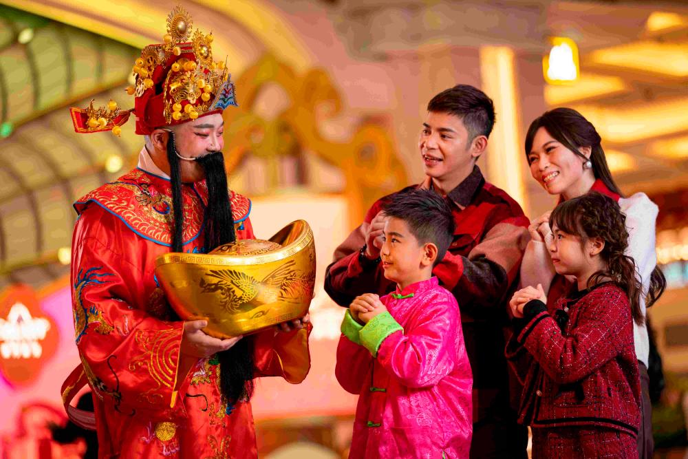 $!The God of Fortune, accompanied by Golden Boy and Jade Girl, will be visiting Galaxy Macau and StarWorld Hotel on the first five days of the Lunar New Year to bestow blessings, fortune and good luck upon everyone!