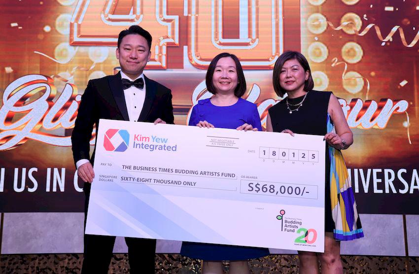 Mr Patrick Tan, Managing Director of Kim Yew Integrated, presents a cheque during Kim Yew Integrated’s 40th anniversary dinner to Ms Chen Hui Fen, Editor of The Business Times and Board Member of TRCL, and Ms Elaine Tan, Head of Partnership Development at TRCL.