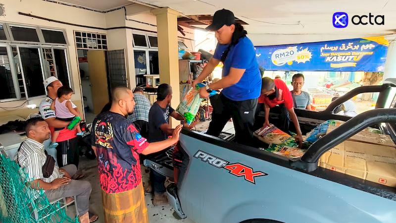 $!Weeks before New Year, Octa broker helps flood victims in Kelantan, Malaysia