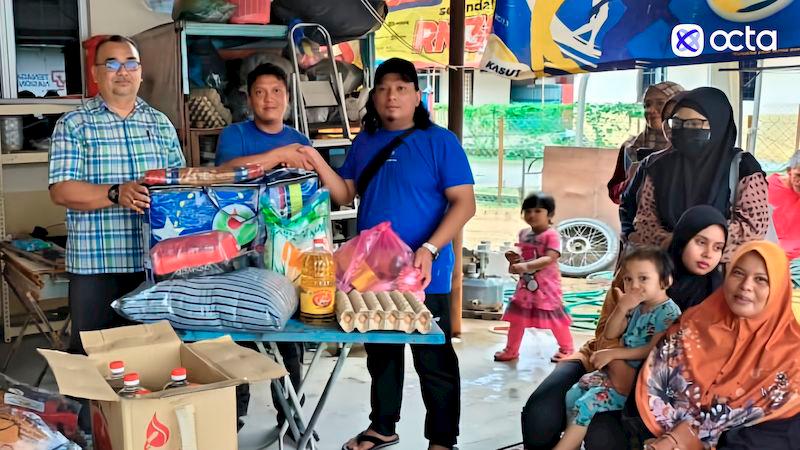 $!Weeks before New Year, Octa broker helps flood victims in Kelantan, Malaysia