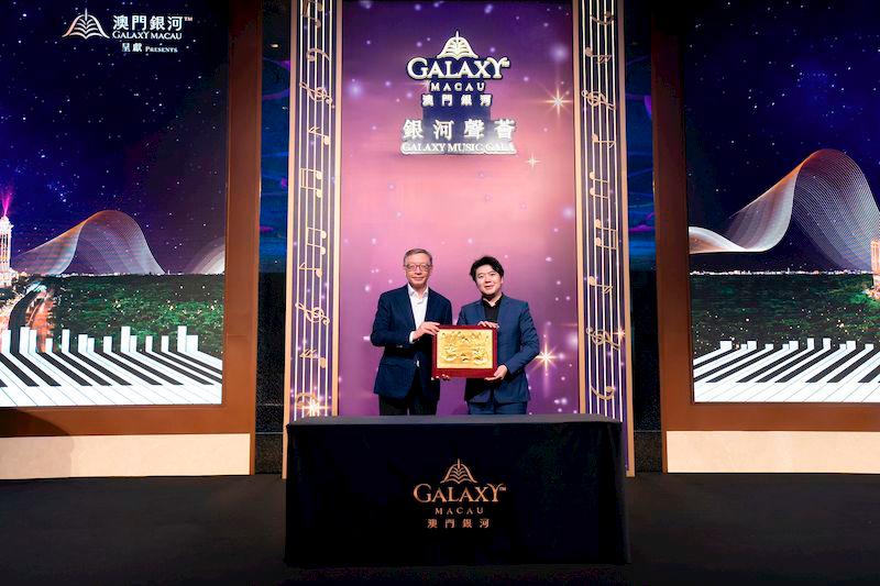 $!Witnessed by Mr. Francis Lui, Chairman of Galaxy Entertainment Group, Lang Lang stamped his handprint and gifted it to Galaxy Macau, marking the perfect conclusion to the entire performance itinerary.