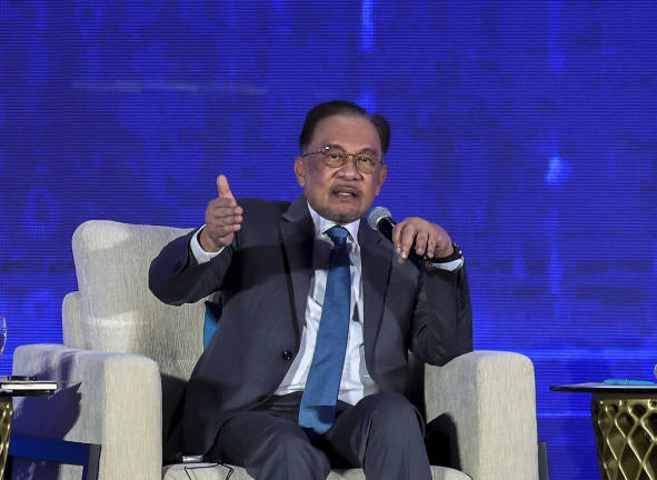 Perdana Menteri Datuk Seri Anwar Ibrahim di Forum Ekonomi ASEAN-GCC 2025 bertemakan “The Intelligent Grid: Building Bridges Through Sovereign AI Collaboration” anjuran Fortune di sini, hari ini. - BERNAMApix