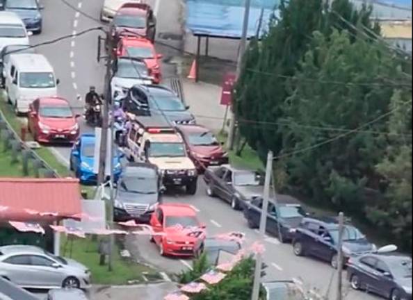 An emergency vehicle negotiating through heavy traffic along Cameron Highlands recently. - Screenshot TikTok @TunaCameron1