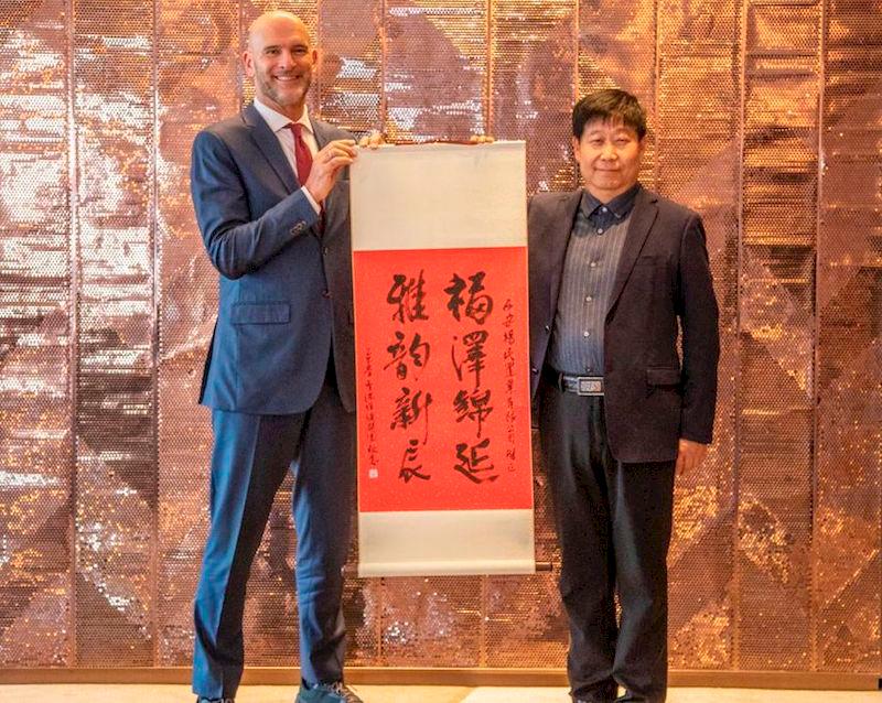 $!Celebrating the signing of the Artyzen Xi’an hotel management agreement, Mr. Rogier Verhoeven, Executive Director and President of the Group Hospitality Division, Shun Tak Holdings Limited presents to Mr. Yang Zengtian, Chairman of Xi’an Yang’s Real Estate with a scroll of elegant cursive Chinese calligraphy signifying good fortune, marking the beginning of a strategic partnership to develop a luxury hotel that celebrates Xi’an’s unique cultural heritage and modern charm.