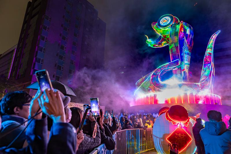 $!The 2025 Taipei Lantern Festival opened, immediately attracting huge crowds.