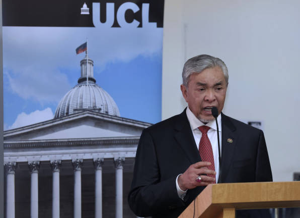 Timbalan Perdana Menteri Datuk Seri Dr Ahmad Zahid Hamidi menyampaikan ucapan umum berkaitan Pendidikan dan Latihan Teknikal dan Vokasional (TVET) di University College London (UCL) di sini pada Isnin. - BERNAMApix