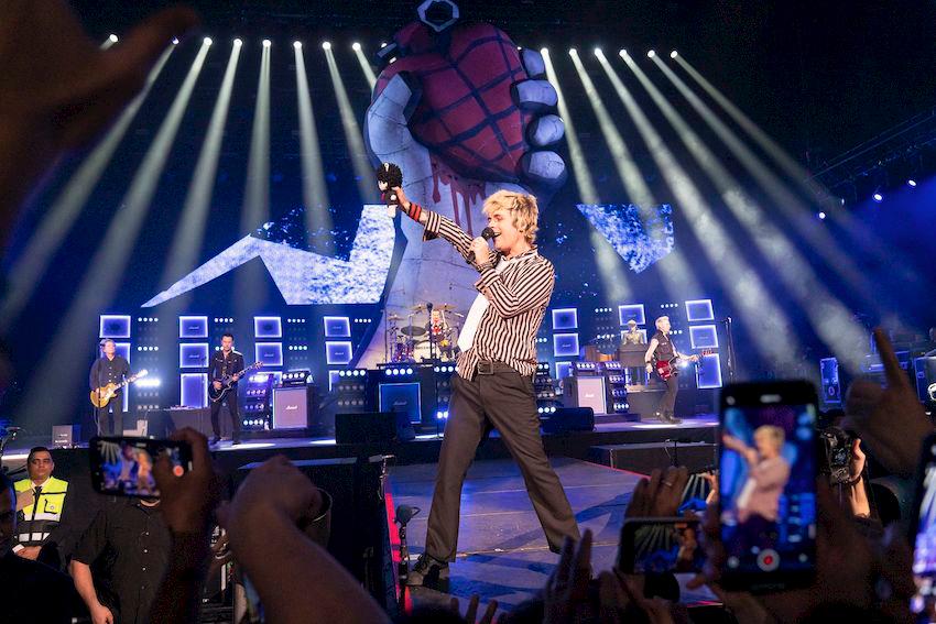 $!The lead vocalist/guitarist Billie Joe’s unmistakable vocals reverberated throughout the arena.