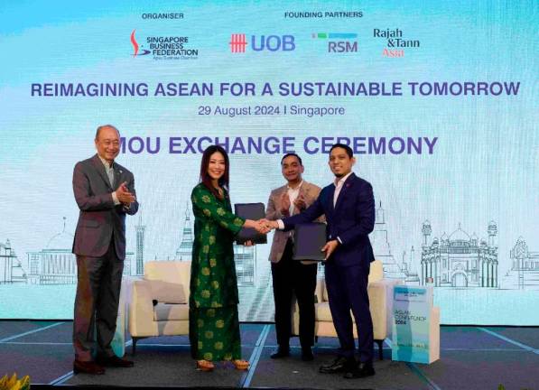 Invest Johor CEO, Natazha Hariss (extreme right) and Ng Wei Wei, (second from left) with the signed MoU, witnessed by Onn Hafiz, (second from right) and Wee (extreme left).