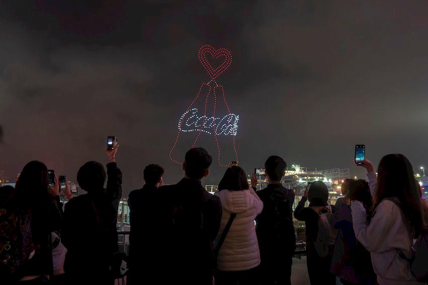 First-ever Coca Cola® Drone Show in Hong Kong 600 Drones Present 12 Scenes of Mesmerizing Memories with Coca-Cola over Victoria Harbour – Featuring a Heartfelt Expression of Love by Renowned Celebrity Louis Cheung