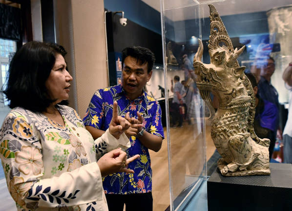Timbalan Menteri Perpaduan Negara, Saraswathy Kandasami (kiri) tertarik melihat pameran Naga Imej dan Budaya Meterial selepas merasmikan Fiesta Uniti @ Muzium Perak 2025 hari ini. - BERNAMA