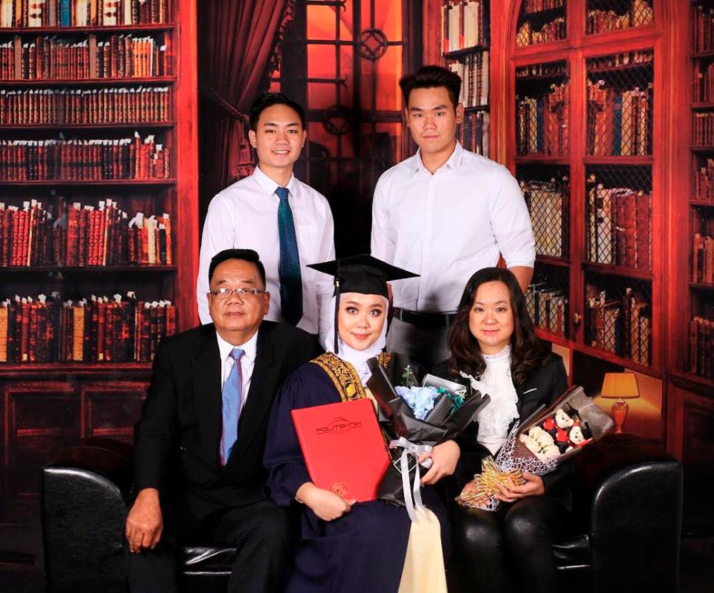 $!Zahirah with her family during her graduation. – ZAHIRAH