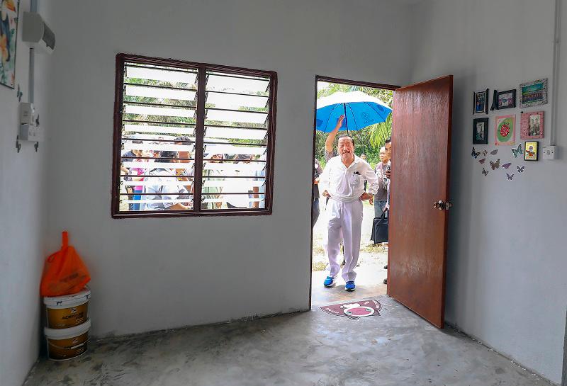 $!Tan looking at the inside space of one of the new homes. – AMIRUL SYAFIQ/THESUN