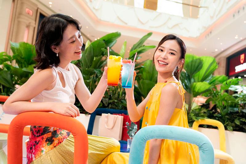 To make this summer even more unforgettable, Galaxy Macau is offering an array of exclusive rewards and prizes. As a special treat, shoppers who spend MOP10,000 at Galaxy Promenade can head to the Posh Bar for a complimentary mocktail by award-winning mixologist Nokoy Mak of Raffles at Galaxy Macau’s Long Bar. $!To make this summer even more unforgettable, Galaxy Macau is offering an array of exclusive rewards and prizes. As a special treat, shoppers who spend MOP10,000 at Galaxy Promenade can head to the Posh Bar for a complimentary mocktail by award-winning mixologist Nokoy Mak of Raffles at Galaxy Macau’s Long Bar.