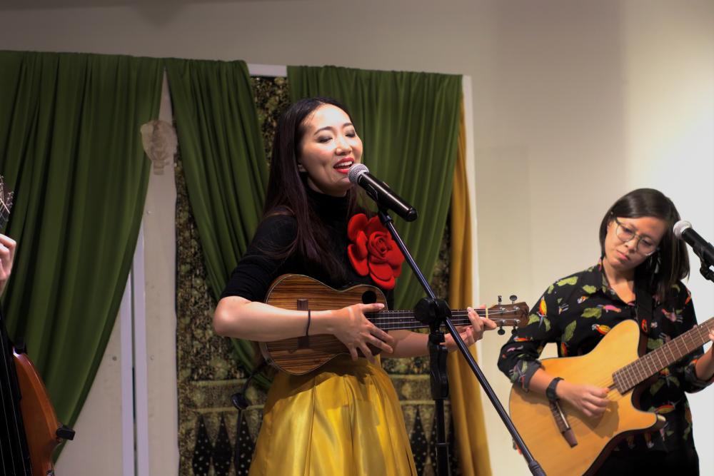 $!Ng performing with album producer Irena Taib (right) during album launch. PIC COURTESY OF TRISTAN