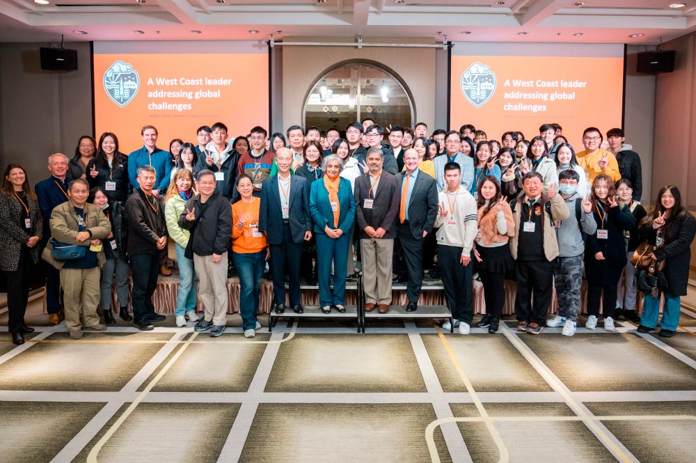 The OSU delegation with alumni and newly admitted students in Taipei.