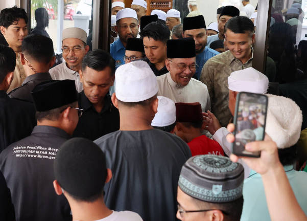 Perdana Menteri Datuk Seri Anwar Ibrahim di Surau Al-Ikhwan, Desa Pinggiran Putra dekat sini hari ini. - BERNAMApix