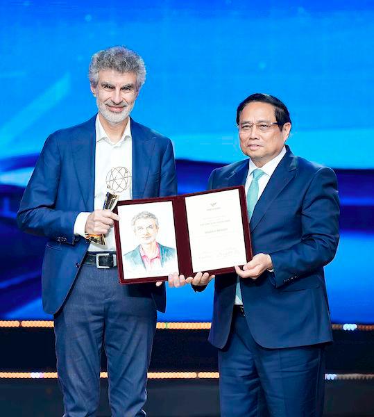 “AI Godfather” and 2024 VinFuture Grand Prize Laureate Yoshua Bengio (left) warns global superpowers about the risks AI poses to humanity.