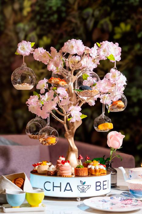 The “Ode to Spring” afternoon tea, featuring four savory delicacies and six exquisitely crafted desserts, promising an afternoon of unparalleled elegance and indulgence.