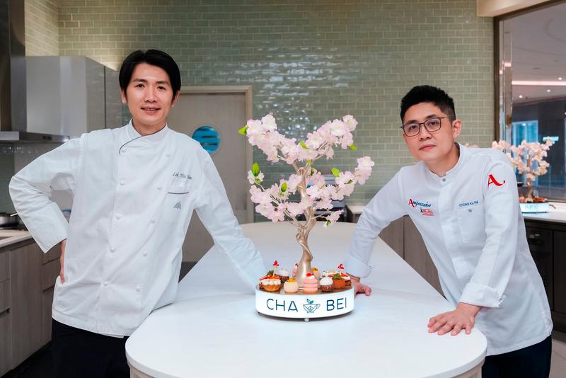 $!The “Ode to Spring” featues Chef Yam Lok Hin (left), Executive Pastry Chef of StarWorld Hotel, Galaxy Macau, and Broadway Macau, alongside Chef Chong Ko Wai (right), the Malaysian Ambassador for Elle &amp; Vire Professionnel, acclaimed as the “Cake Architect.”