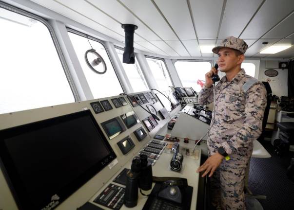 Pegawai Memerintah Kapal Maritim (KM) Bagan Datuk Leftenan Komander Maritim, Mohd Asri Zahari. - fotoBERNAMA