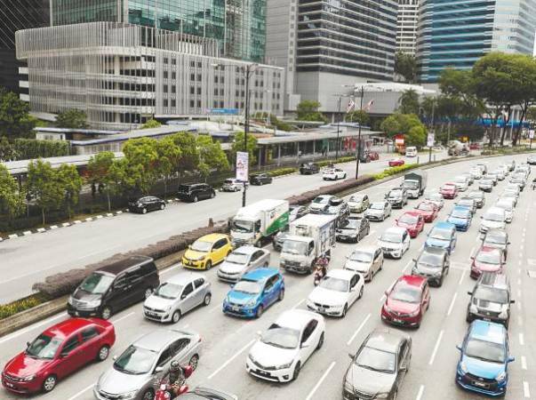 Malaysia ranks as the fourth-worst country in Southeast Asia in terms of traffic congestion and holds the second-highest levels of CO2 emissions. – REUTERSPIX