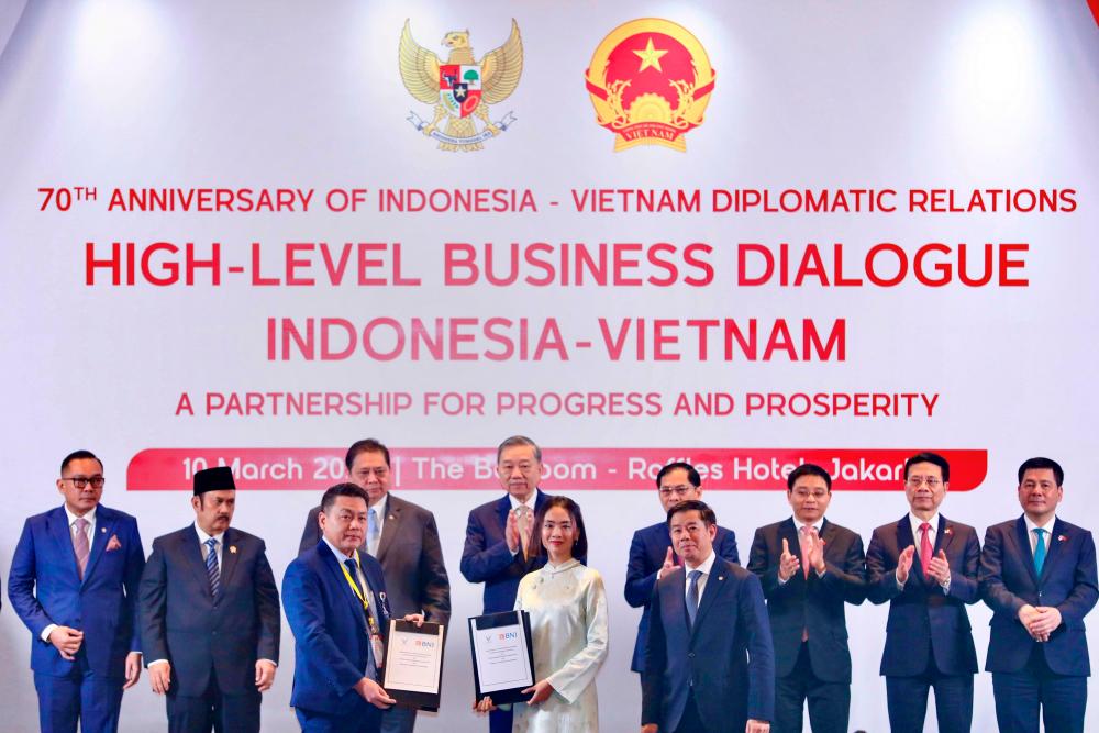 General Secretary of the Communist Party of Vietnam To Lam (second row, fourth from the left) witnessed the signing of the MOU between VinFast and BNI in Indonesia.